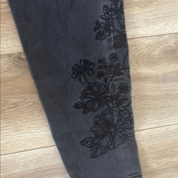 American Eagle Outfitters Black High Rise Jeans with Floral Embroidery - Picture 2 of 9